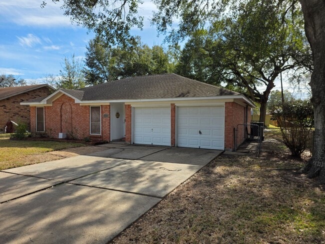 Building Photo - 2121 Redwood St