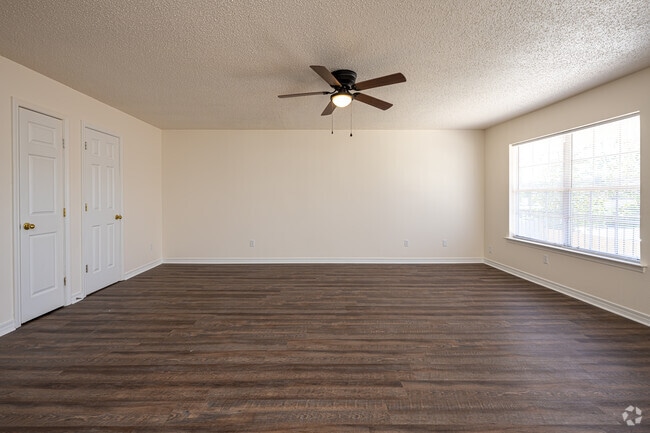 2 habitaciones, 2 baños, 800 pies cuadrados, sala de estar - Courtney Heights Apartments