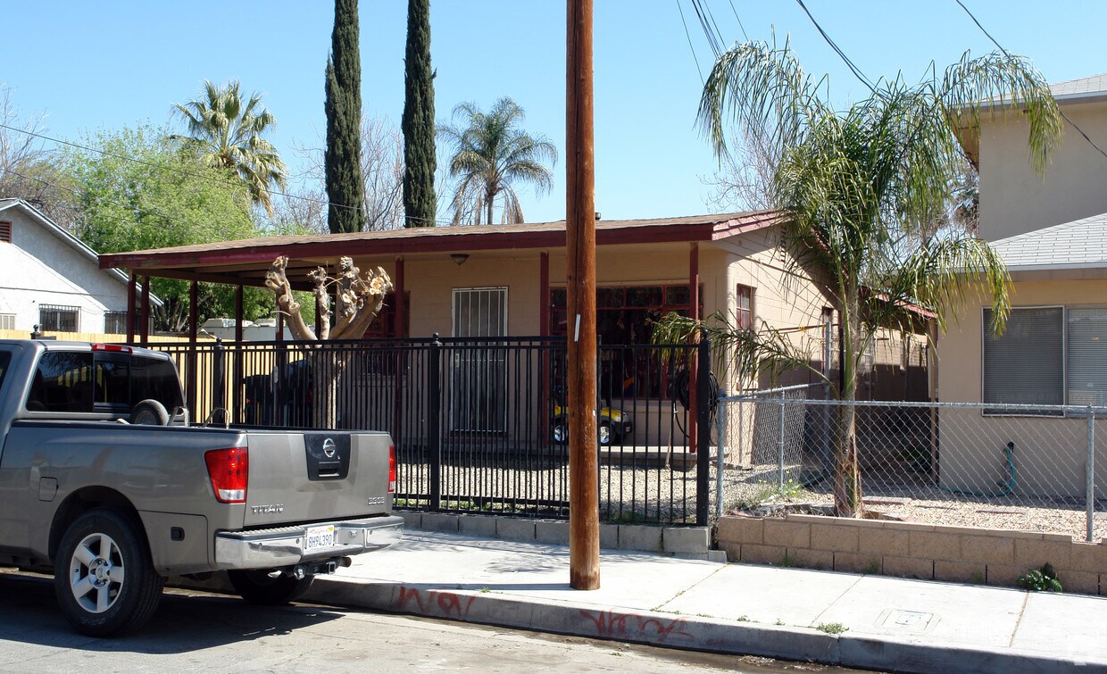 Foto del edificio - 1141-1145 N Mayfield Ave