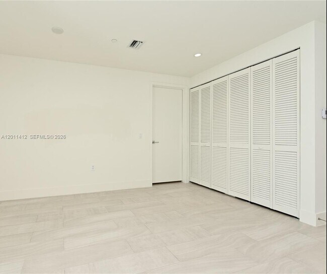 Building Photo - 2000 Metropica Wy