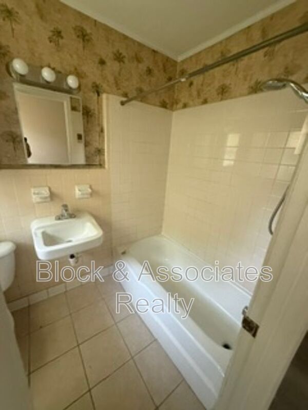 Foto del edificio - 136 W Pritchard St