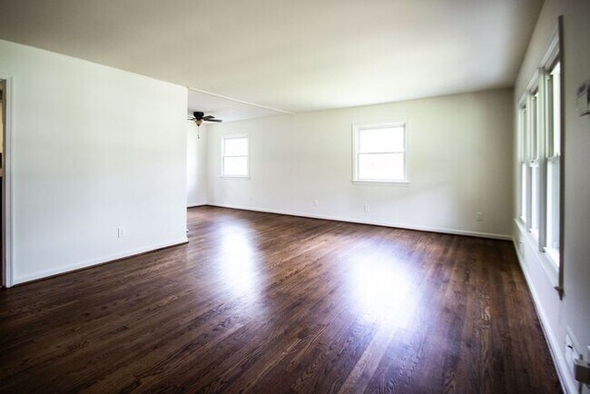 Building Photo - 5400 Stratford Ln