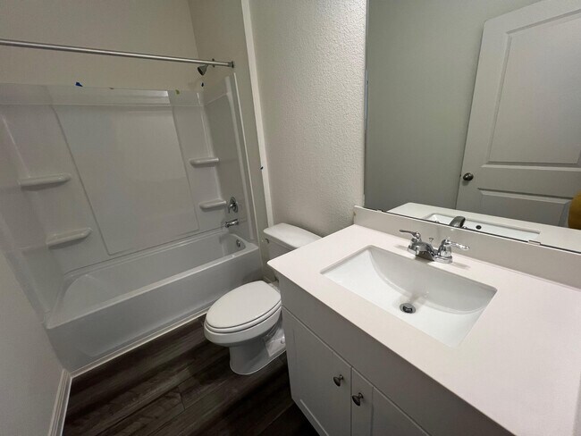 Baño de invitados en la planta baja - 407 Estuary Dr