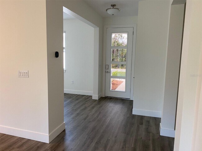 Foto del edificio - 7329 Helliwell St