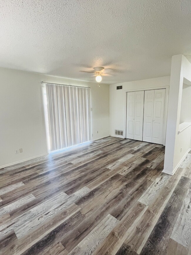 Building Photo - 2 Bedroom Townhome