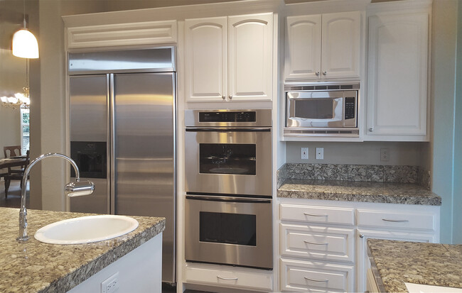 Building Photo - 1161 Castle Oaks Dr