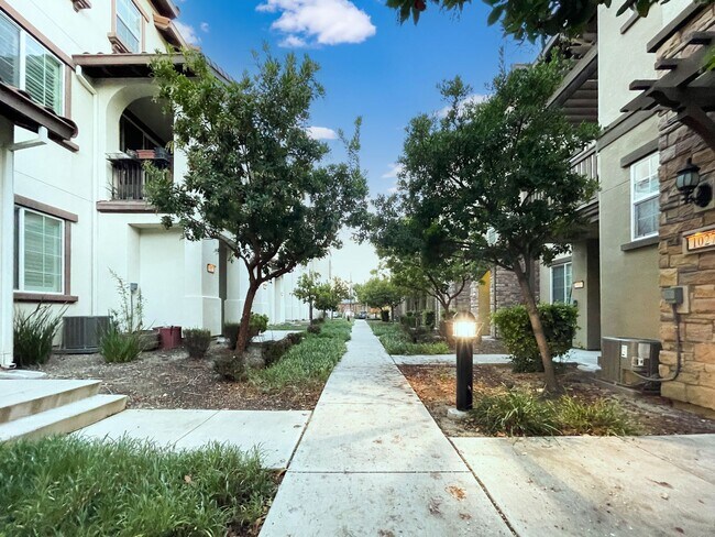 Foto del edificio - Modern Townhome Living in North San Jose – Attached 2-Car Garage