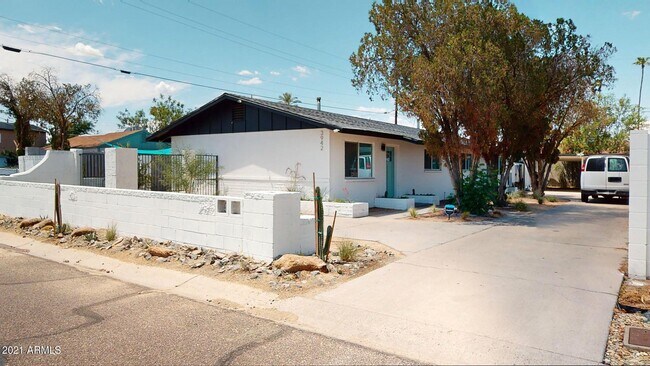 Foto del edificio - 3942 E Earll Dr