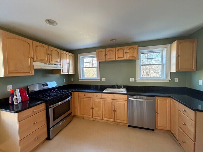 Foto del edificio - Move-In Ready Townhouse in North Billerica – Unbeatable Transit Access!