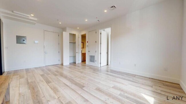 Foto del edificio - 2 bedroom in BRONX NY 10458
