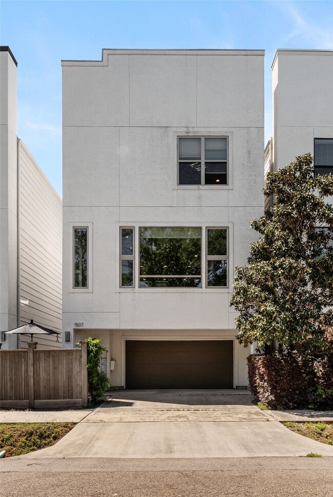 Building Photo - 1507 Sandman St