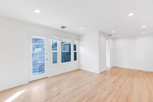 Building Photo - 12334 Moorpark St