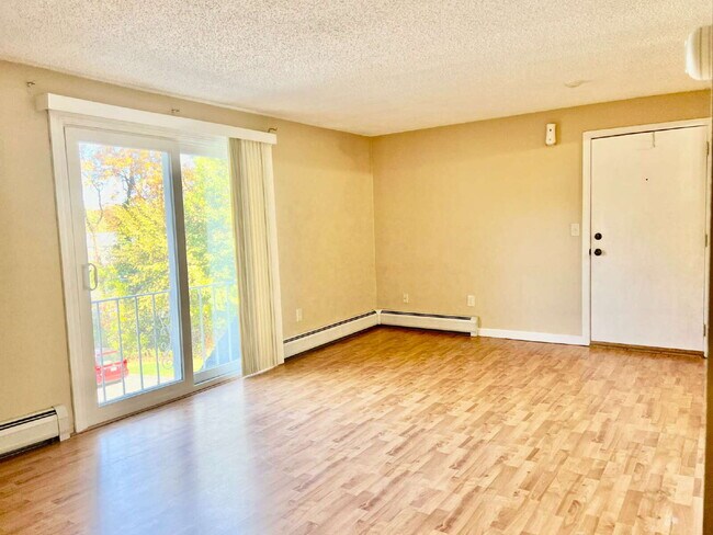 Foto del edificio - 1 BED/1 BATH TOP FLOOR CONDO UNIT HEAT/HW INCLUDED