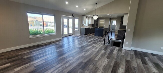Building Photo - 5-Bedroom Rambler with Finished Basement A...