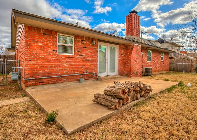 Building Photo - 332 Collier Dr