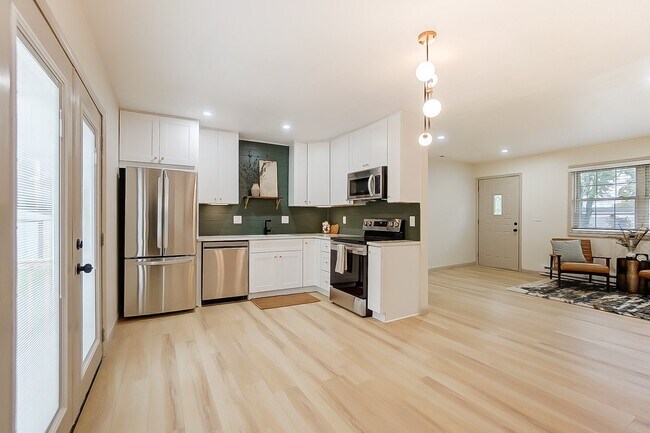 Foto del edificio - 6758 Darby Blvd