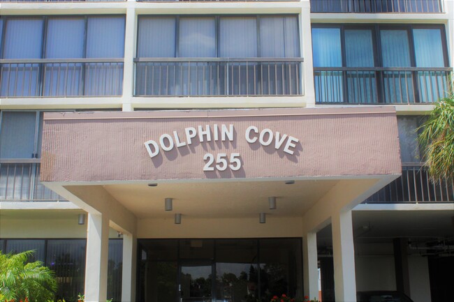 SECURE ENTRANCE TO THE BUILDING - 255 Dolphin Pt