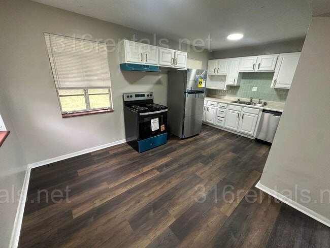 Building Photo - $1045 - 2 bed 1 bath - Single Family Home