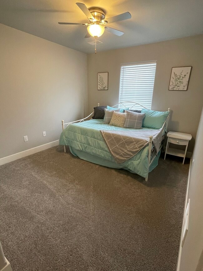 Secondary bedroom - 635 Owen St