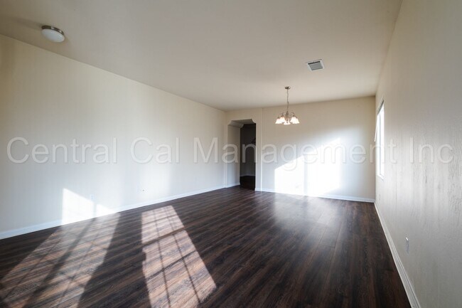 Foto del edificio - 4 Bedroom/2 Bath Home with solar in Desire...