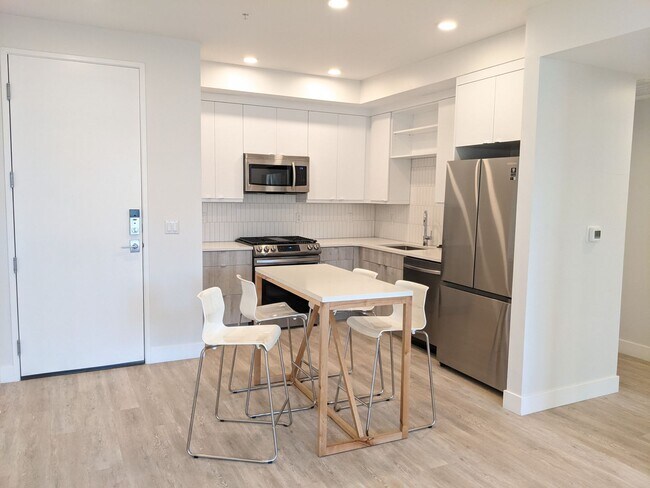 Building Photo - Bright & Modern 1 BED/1 BATH in NoBo!