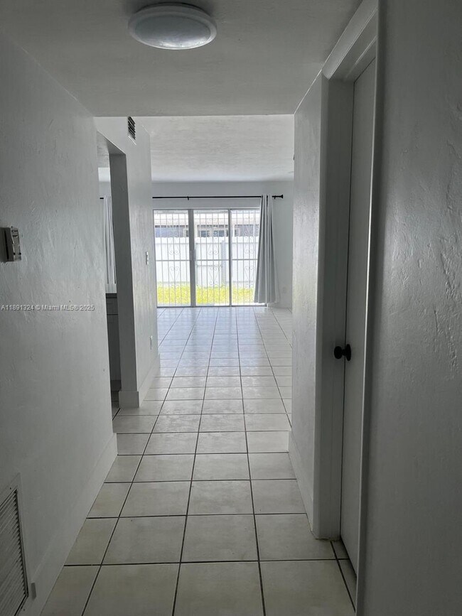 Foto del edificio - 7035 W 3rd Ave