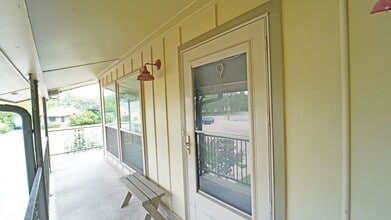 Building Photo - 202 E Oak St