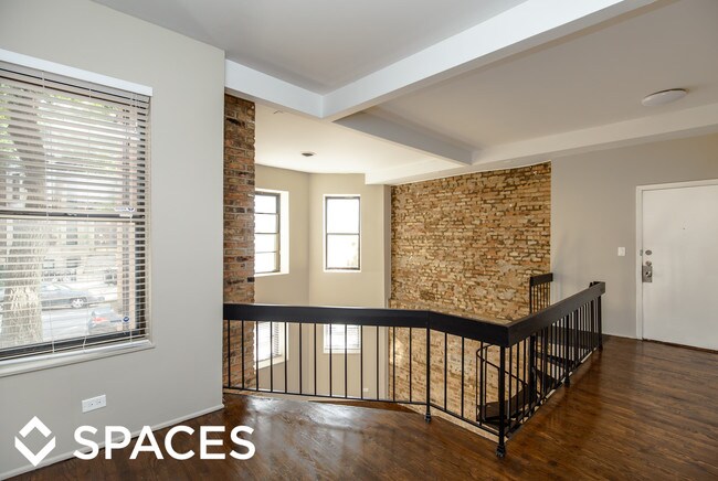 Building Photo - 664 W Roscoe St