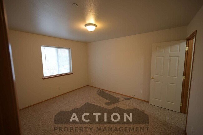 Foto del edificio - 2 bed 1 bath, top floor apartment in Port Angeles, close to Peninsula College and the Olympic Nat...