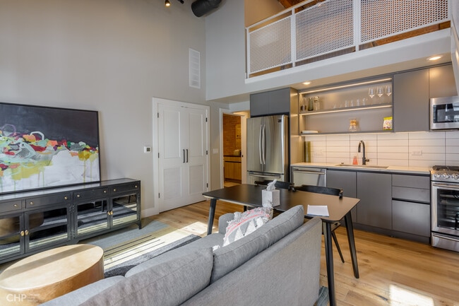 Building Photo - 729 N Sangamon St