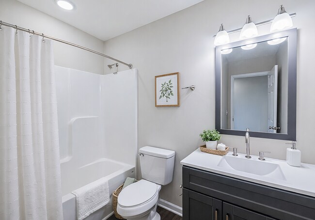 Baño moderno con tonos neutros - Blue Ridge Luxury Townhomes