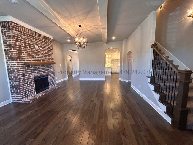 Building Photo - Stunning 4 Bedroom/3 Bathroom Home near La...