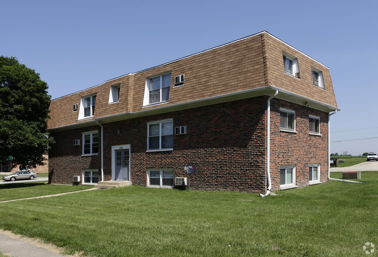 2319 Fairland Dr, Sycamore, IL 60178 Apartments in Sycamore, IL