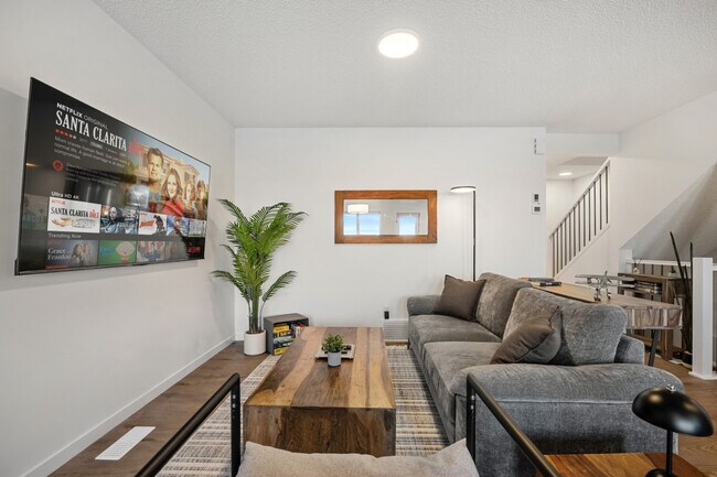 Photo du bâtiment - 1430 Aster Way NW