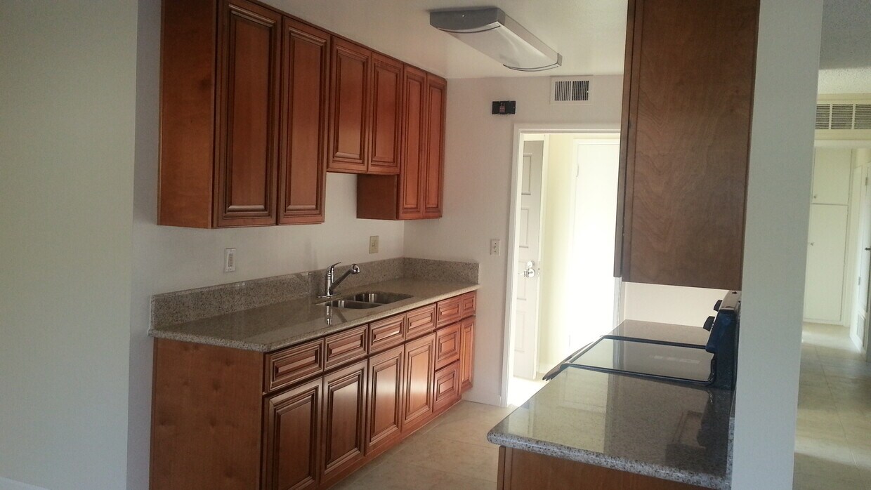 Building Photo - Huge Yard: 3 Bedroom 2 Bath Home,