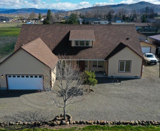 Building Photo - Beautiful home on acreage!