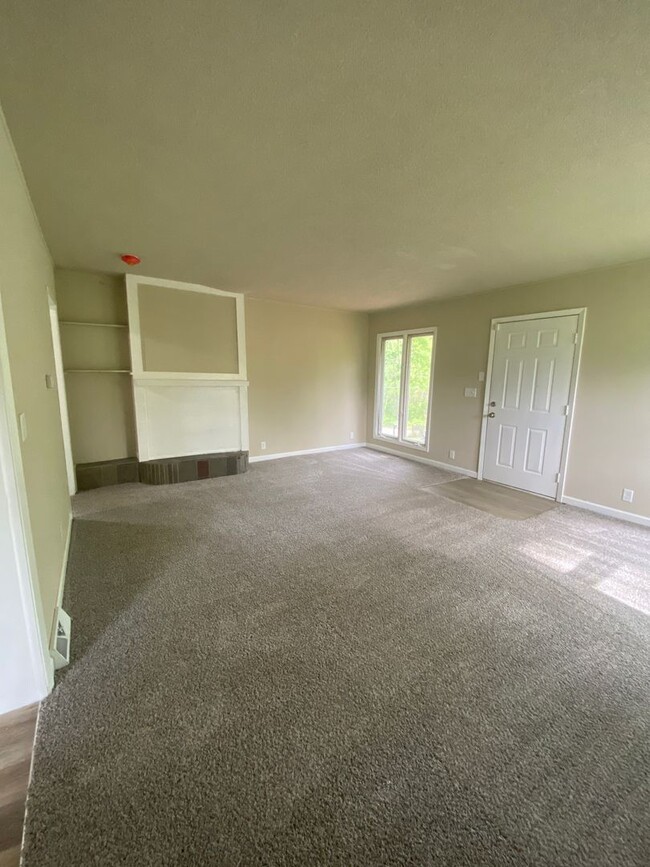 Building Photo - Updated 3 Bedroom 2.5 Bathrooms