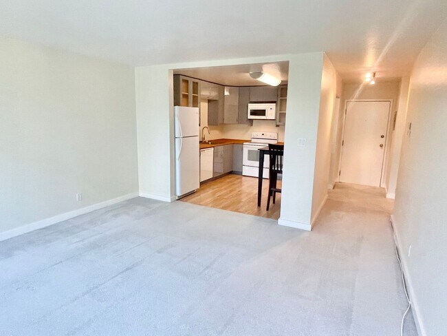 Foto del edificio - Light Filled, Pristine 1br/1Ba Condo w/Par...