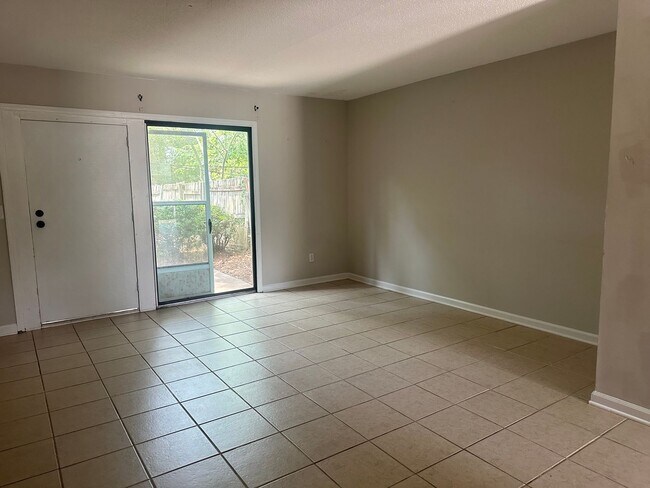 Foto del edificio - RATE DROP ALERT (was $1400/month) and SUMM...