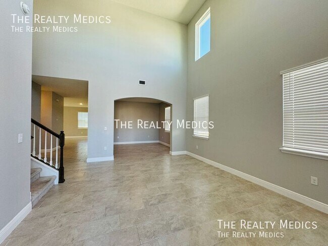 Foto del edificio - Available May 6th! Incredible, SPACIOUS 5 ...