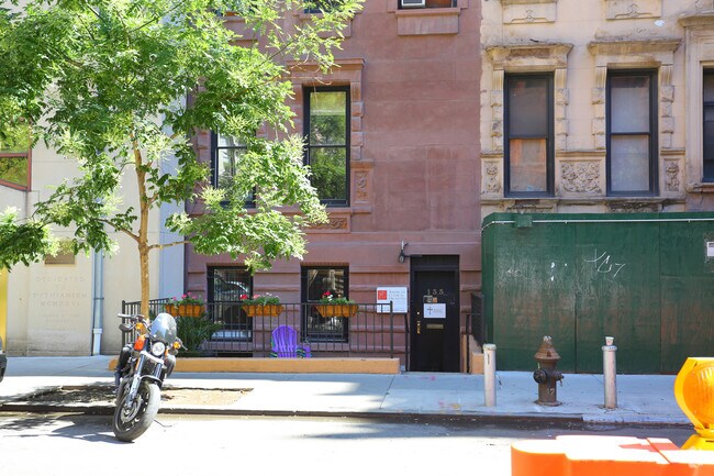 Entrada - 133 W 70th St