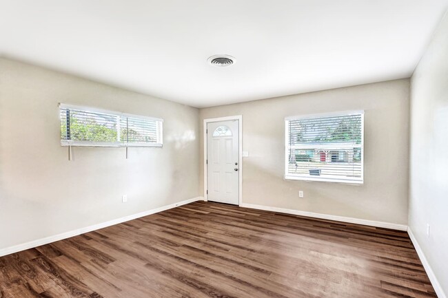 Building Photo - 5815 Riviera Dr