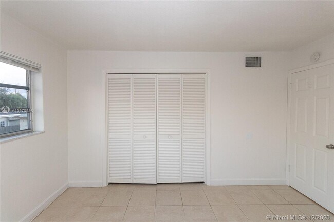 Building Photo - 2435 Van Buren St
