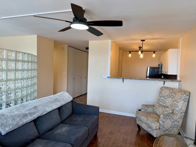 Foto del edificio - 655 W Irving Park Rd