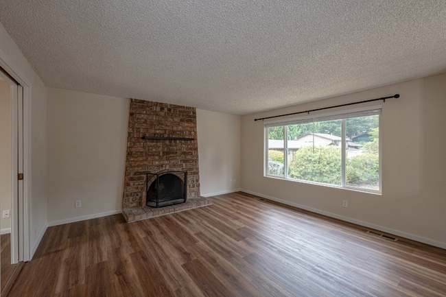 Building Photo - 10717 NE 145th Pl