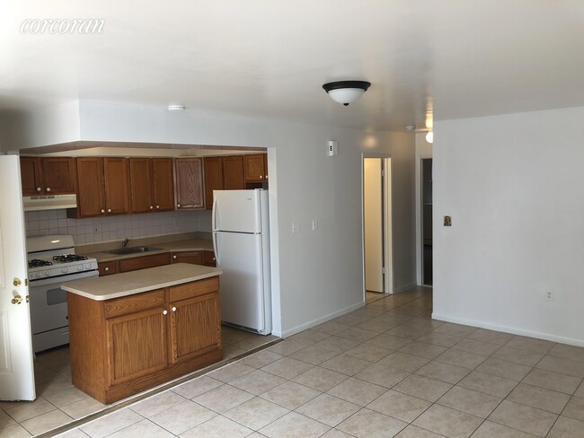 Building Photo - 68 Suydam St