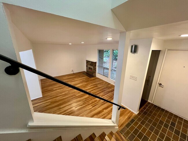 Foto del edificio - PENDING APPLICATION; Westside Condo w/ Pool & Garage (Water Included)