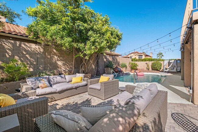 Foto del edificio - Sunny Retreat in Shadow Mountain Sanctuary...