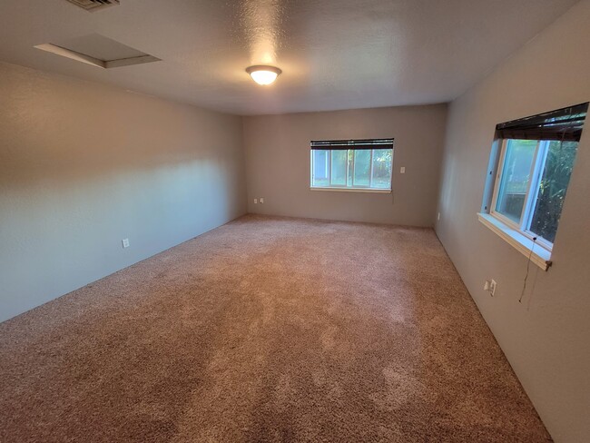 Bonus Room - 921 Oak St