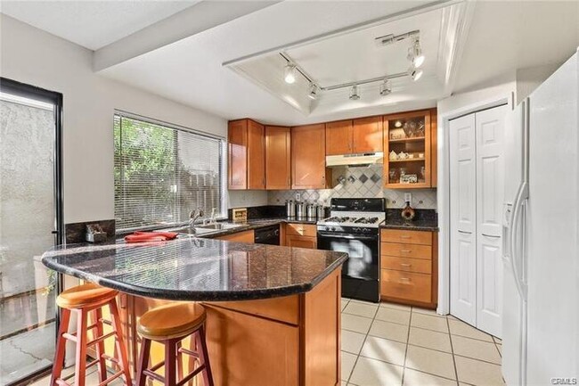 Building Photo - 2630 Huntington Dr